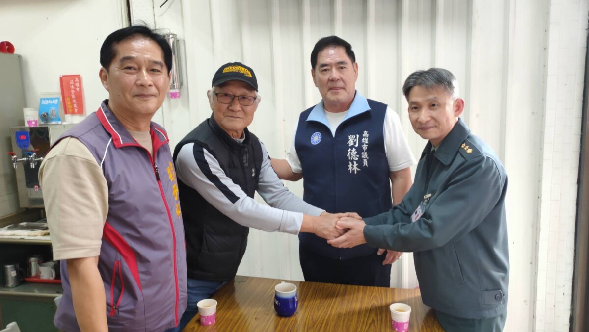 ▲圖:劉德林市議員主動聯繫官校政戰主任莊霈儀,表楊侯姓學生協助迷途老人返家的善行。( 記者李堂安攝)