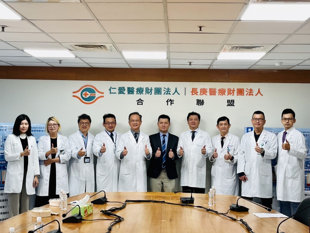 ▲仁愛長庚合作聯盟醫院(大里仁愛醫院)舉辦記者會見證完成100例達文西手臂手術成果。(圖/記者顏淑娟攝)