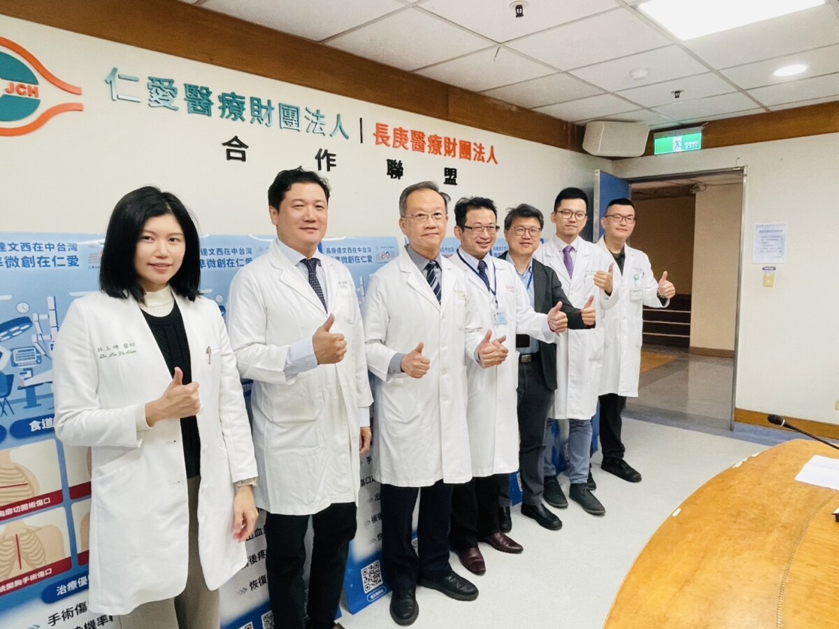 ▲仁愛長庚合作聯盟醫院(大里仁愛醫院)完成100例達文西手臂手術成果，龔嘉德院長(左3)、黃挺碩副院長(左4)和專科醫師。(圖/記者顏淑娟攝)
