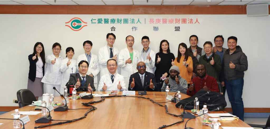 ▲奈及利亞駐台北商務辦事處雷利克斯處長（前排右3）、仁愛長庚合作聯盟醫院（大里仁愛醫院）龔嘉德院長（前排右4）及與會人員合影。（大里仁愛醫院提供）