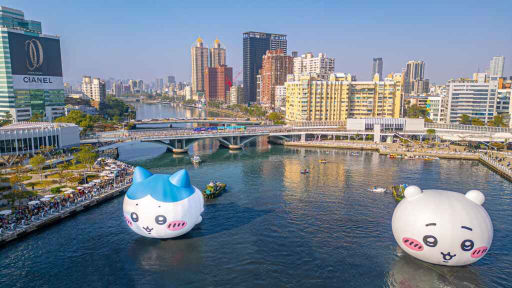 ▲吉伊卡哇和小八貓沿途經過珊瑚礁群、音浪塔、鯨魚堤岸，最終抵達17號碼頭，與兔兔合體。（高雄市政府提供）