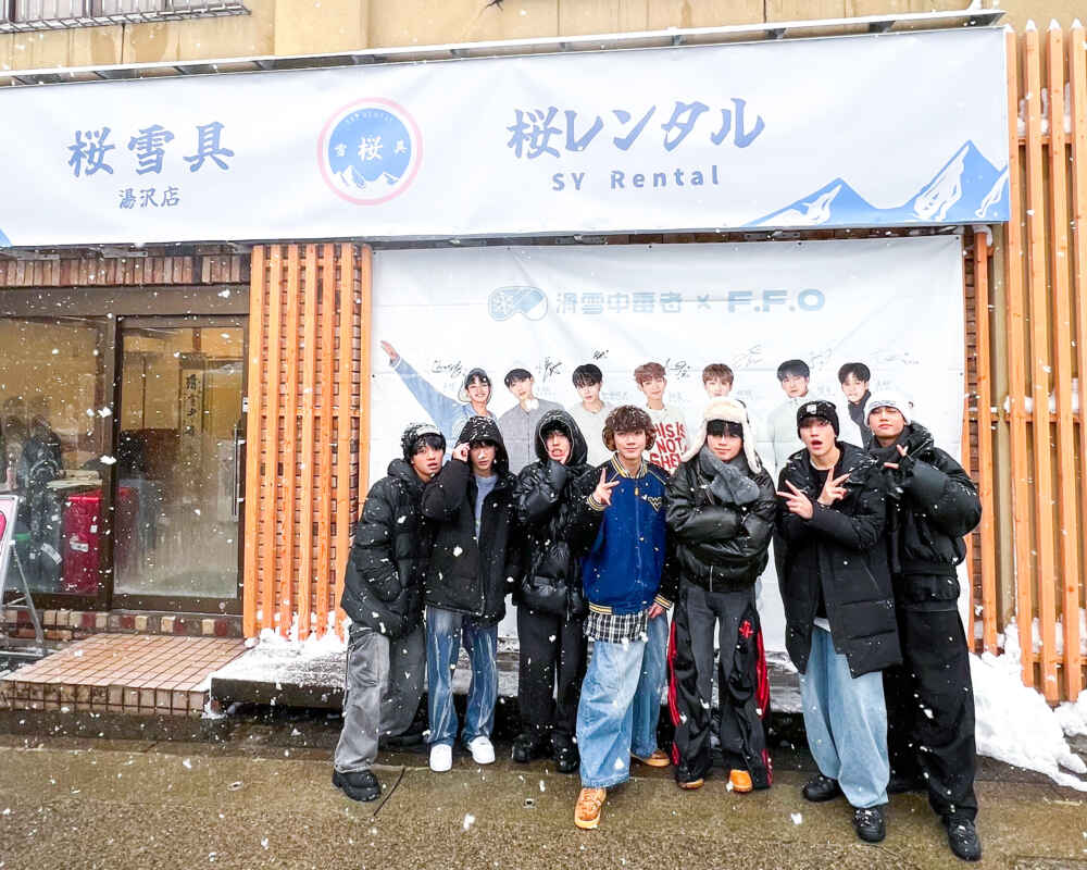 ▲F.F.O赴日代言滑雪中毒者滑雪行程，並在越後湯澤車站前的廣告看板打卡（踢帕娛樂提供）