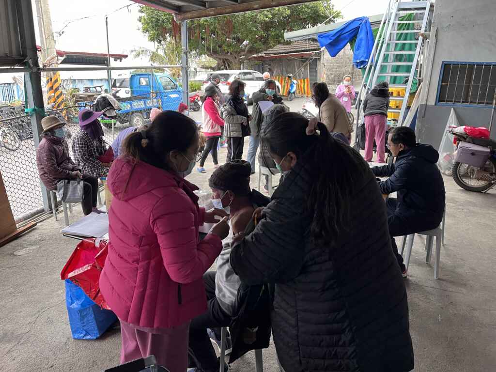 ▲國光流感疫苗場-多良文健站-現場民眾踴躍，排隊等候(圖/南迴基金會提供)