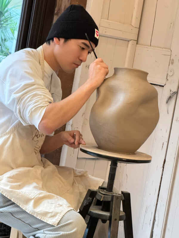 ▲涂善存專注陶土簽名（佳葳娛樂提供）