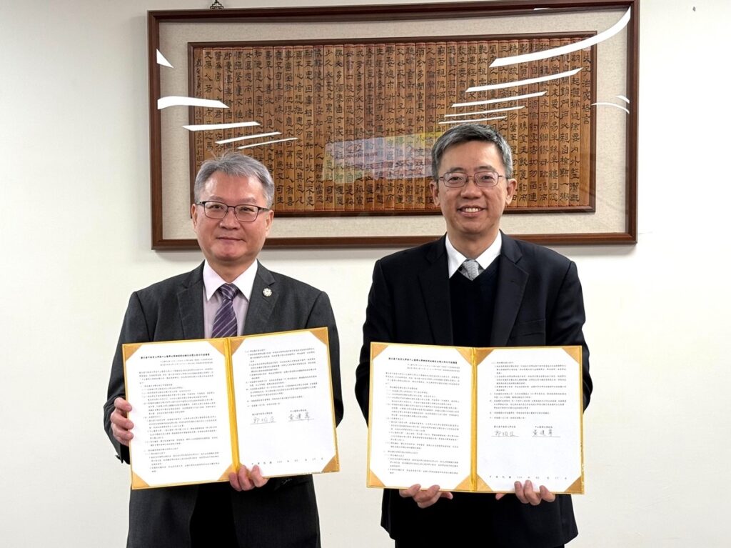 中山醫大校長黃建寧(左)與中教大校長郭伯臣共同簽署「跨校輔系及雙主修合作協議」,推動學生跨域學習。(圖/東海大學提供)