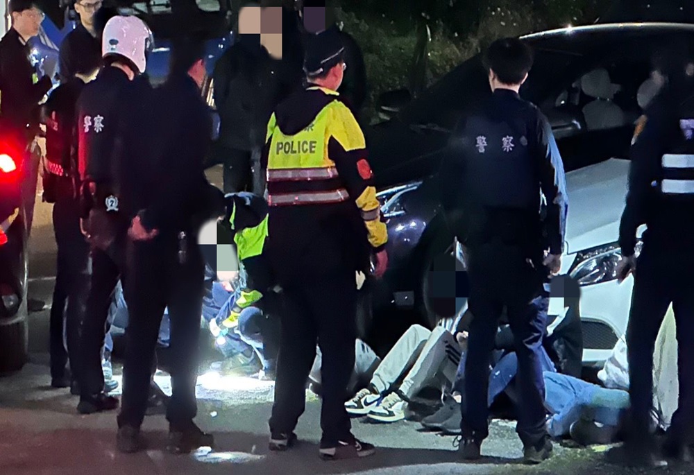 13人VS 6人街頭上演大亂鬥 警2小時內逮嫌壓制囂張氣焰 253 248250217a01
