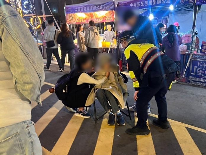 少年1原因突倒地抽搐 平警暖心伸援解驚魂 63 503616 0