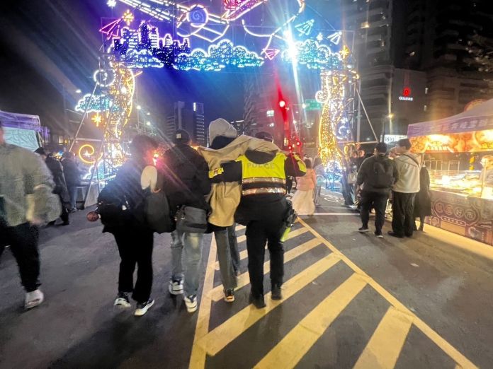 少年1原因突倒地抽搐 平警暖心伸援解驚魂 64 503617 0