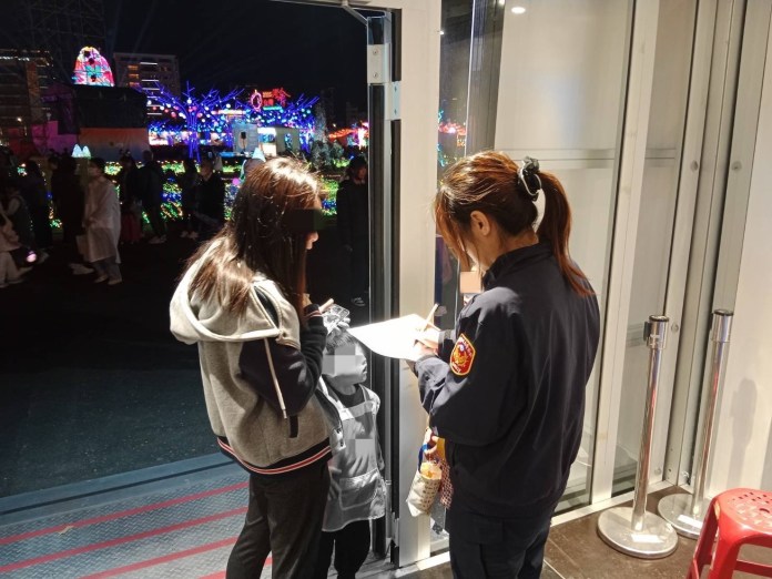 逛燈會走散遇警幫忙 女童機靈背出這句話找回媽媽 54 S 12222476 0
