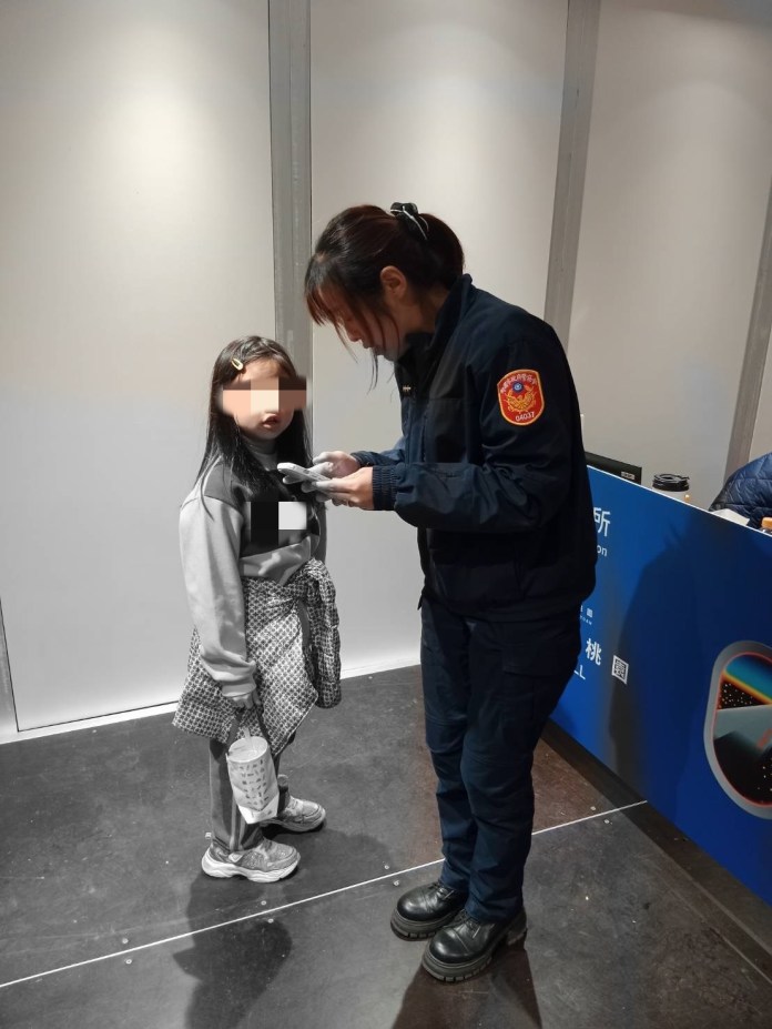 逛燈會走散遇警幫忙 女童機靈背出這句話找回媽媽 55 S 12222477 0