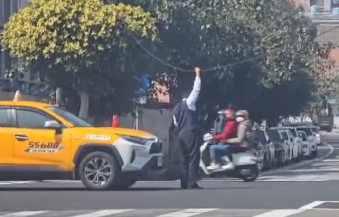 【有片】最暖運將!電線垂落路中 他徒手撐起防止意外 61 1739763327716 0