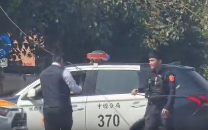 【有片】最暖運將!電線垂落路中 他徒手撐起防止意外 62 1739763346353 0