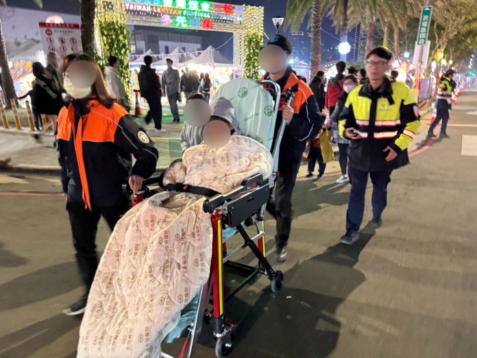 賞燈遭「這物」絆倒右手舉不起!龜山警開道護送助就醫 60 S 376061961