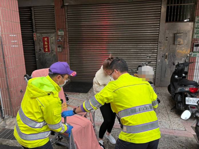 迷途老翁無助跌坐路旁 桃園暖警熱心助返家 60 2066671 0