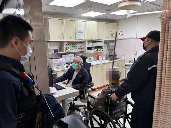 迷途老翁無助跌坐路旁 桃園暖警熱心助返家 61 2066670 0