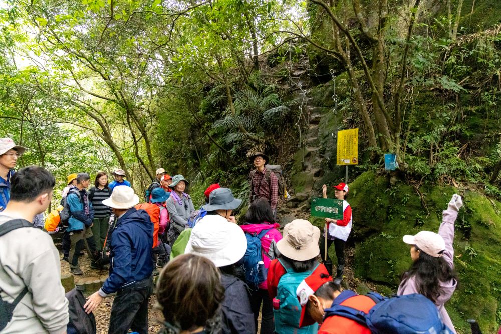《圖說》淨山活動由知名登山達人吳雲天及崔祖錫擔任導覽,為民眾解說平溪生態與文化。〈觀旅局提供〉