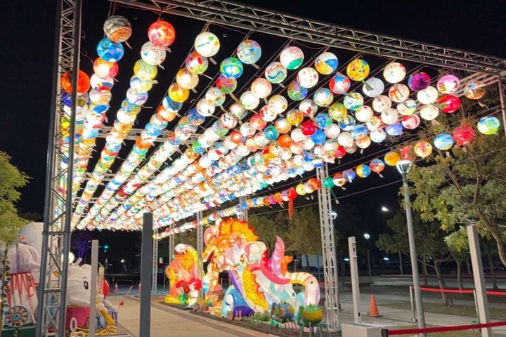 「大手牽小手~北港鎮國中小花燈彩繪」總共有700多個花燈,透過手作讓參與學生對永續目標有所體認。 圖:雲林縣政府/提供
