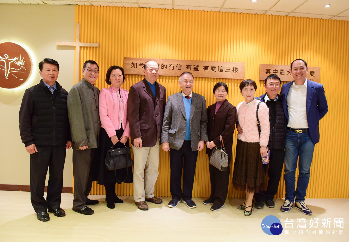 中原大學董事長張光正(圖中)與各界貴賓參觀裝修後的校牧處新空間。