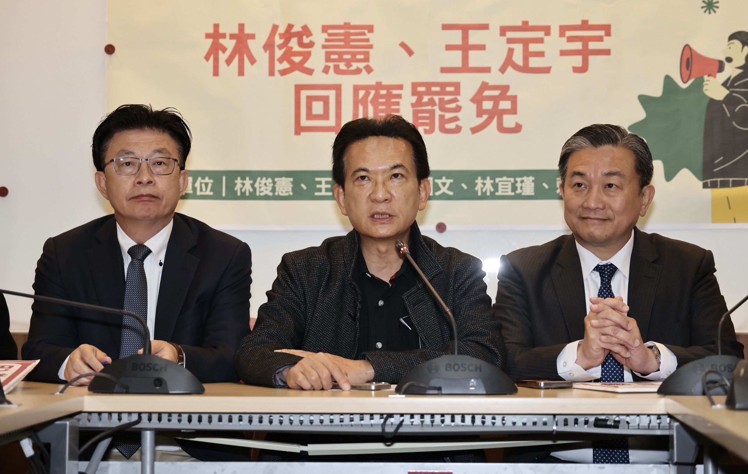 林俊憲(中)18日表示,若真有冒名、死人參與連署等違法情事,會對幕後操作的違法者提出告訴。資料照片/林啟弘攝