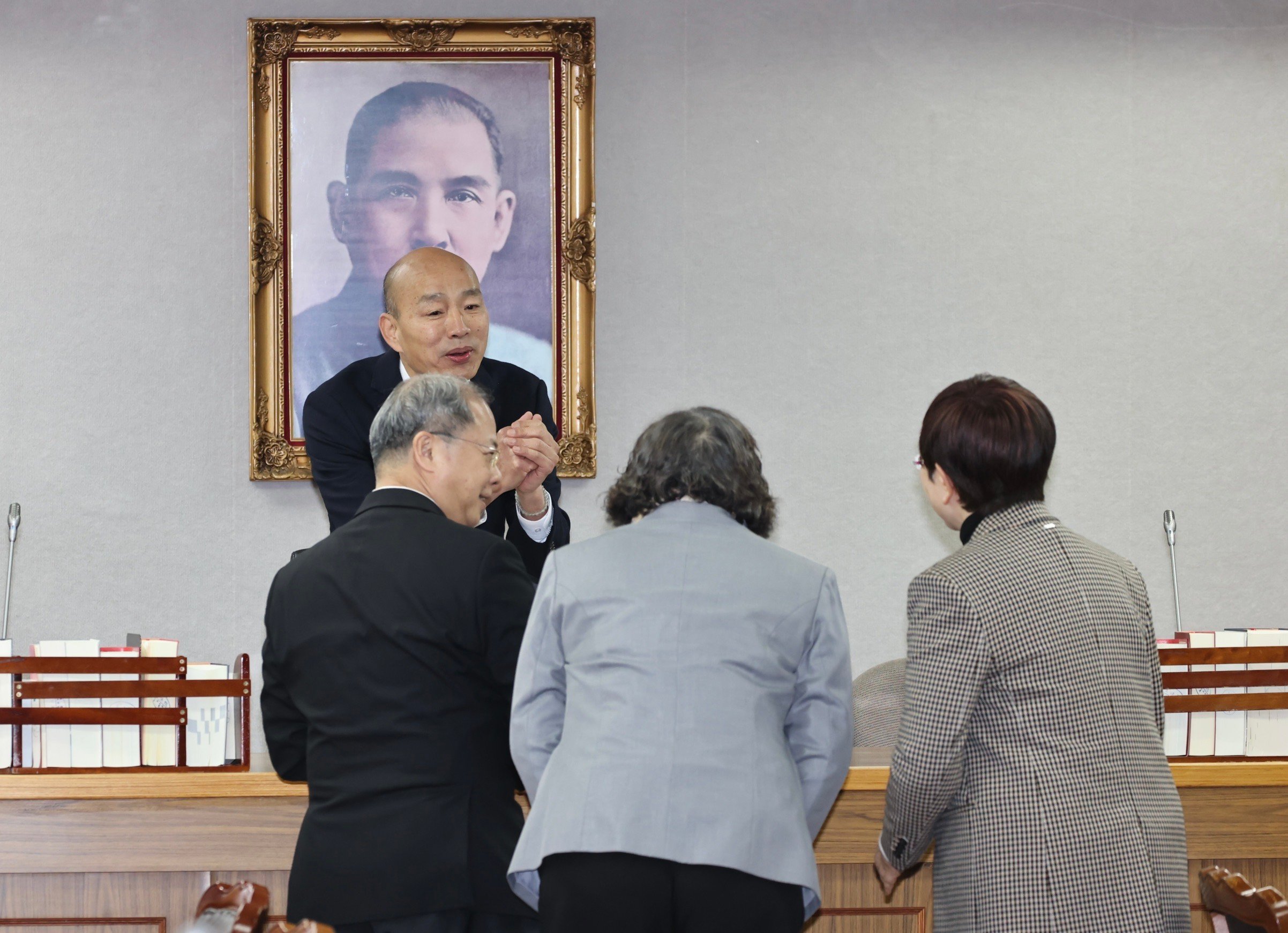列席朝野的行政院秘書長龔明鑫(前排左)、主計長陳淑姿(前排中)與財政部長莊翠雲(前排右)特別走到主席台前,向立法院長韓國瑜(後)致意。林啟弘攝