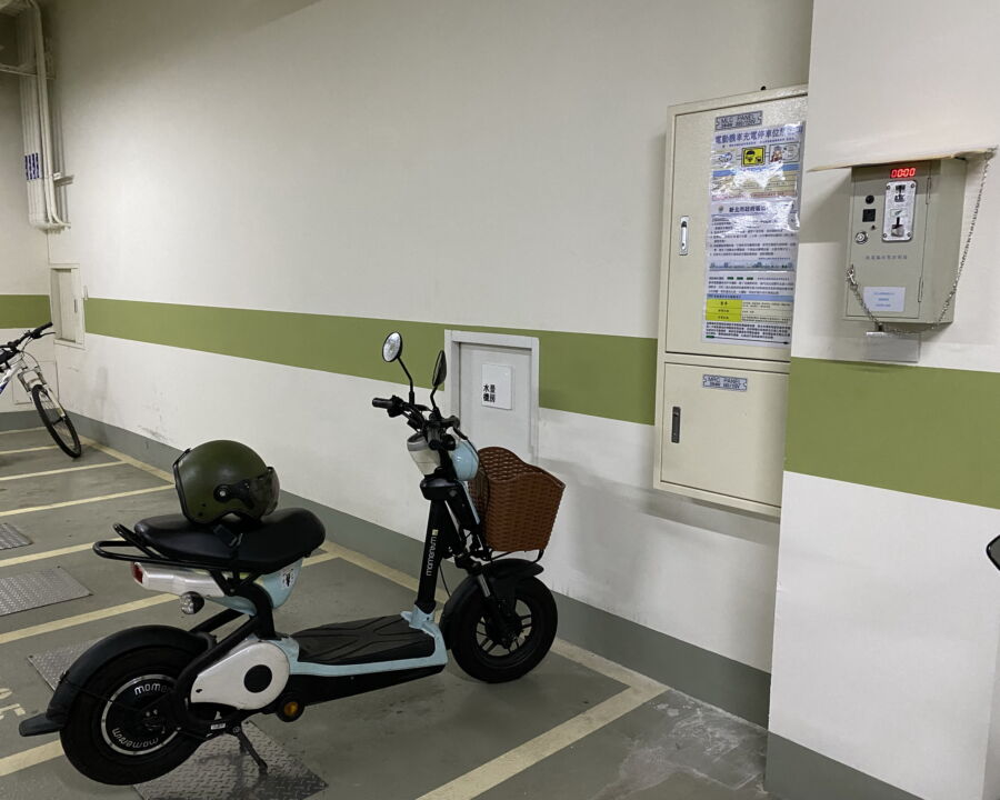 圖／社區設置投幣式充電椿，減碳又便利。（新北市政府環保局提供）