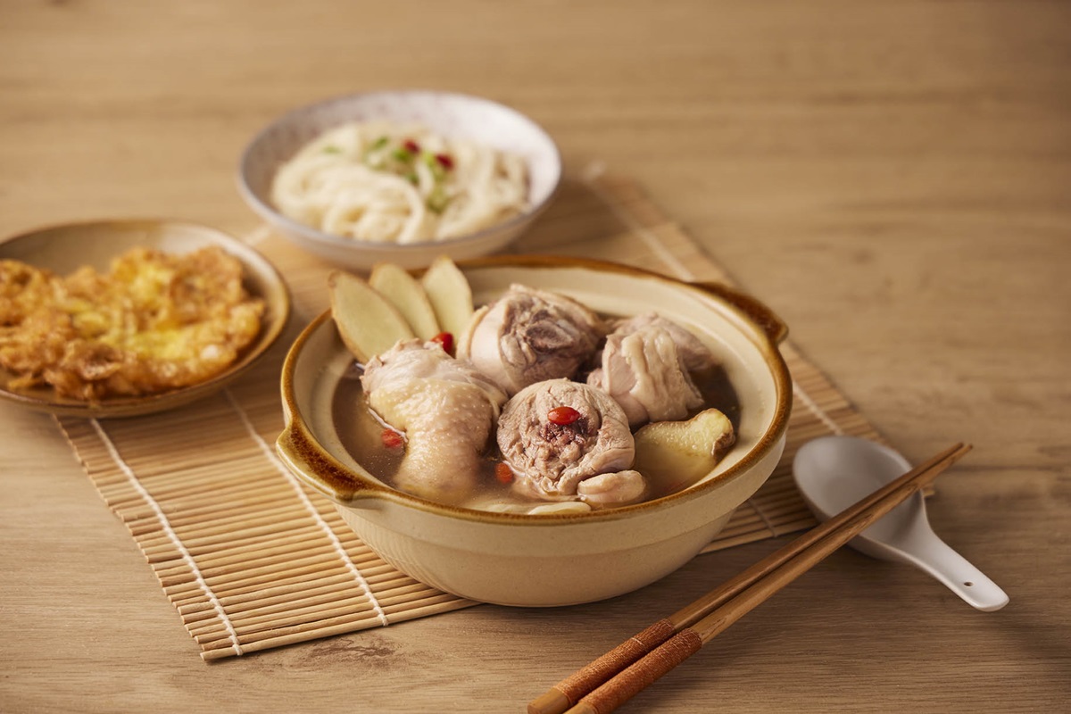 即日起至3/6期間，到全台全聯福利中心、家樂福以及「王品瘋美食購物網」購買「王品嚴選醇香老酒麻油雞鍋」享優惠價309元。