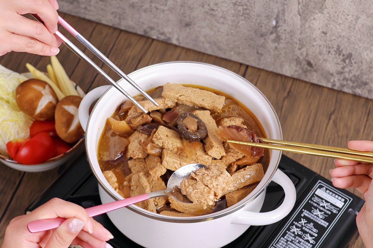 愛雅辣呦的汕頭鮮味鍋，「蛋素打造」湯底醇厚鮮香，熱量僅有300大卡，還有豐富鍋料，加熱即可享用！