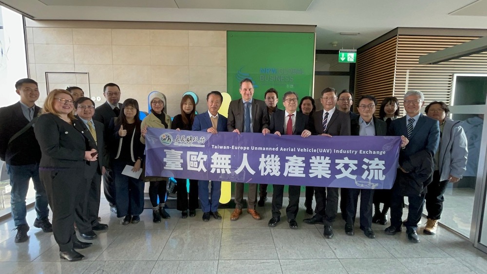 ▲為鏈結台德無人機產業，翁章梁縣長帶團拜訪德國北威州商務署。（圖/嘉義縣政府提供）