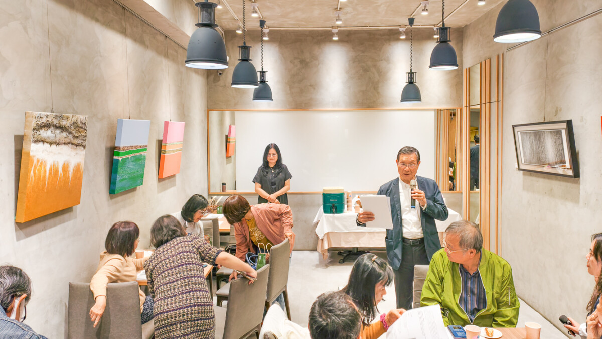 ▲陳曉秋的作品，色彩的調性以海洋色系為主，以薄塗、重疊、厚塗、漸層、乾擦、滴流…等技法。（圖/記者黃淑貞攝）