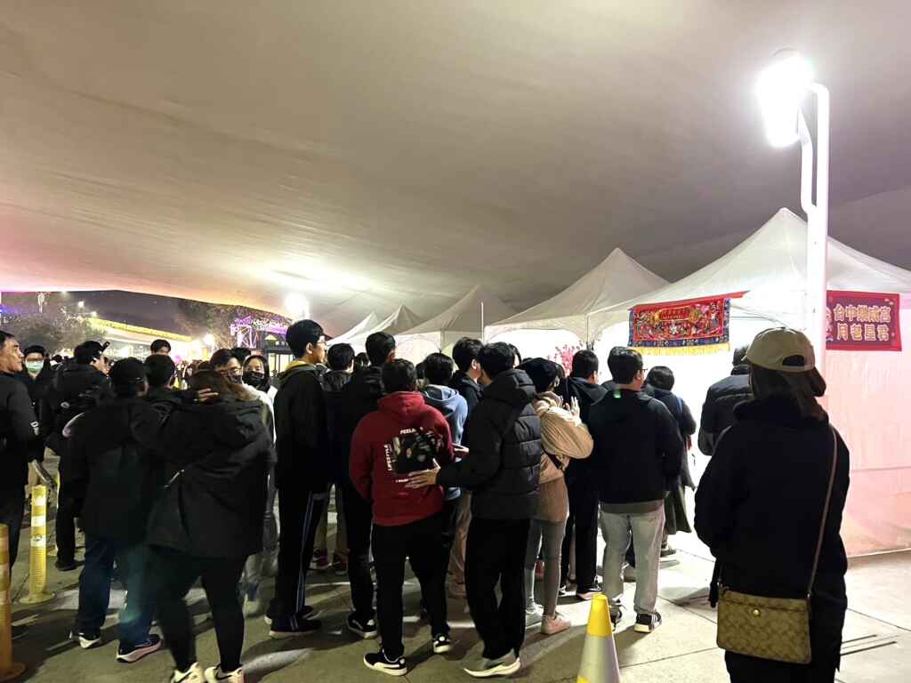 「樂in LOVE」燈區，月老神尊親臨進駐，難得的盛況更吸引不少民眾參拜，假日人潮更是絡繹不絕。