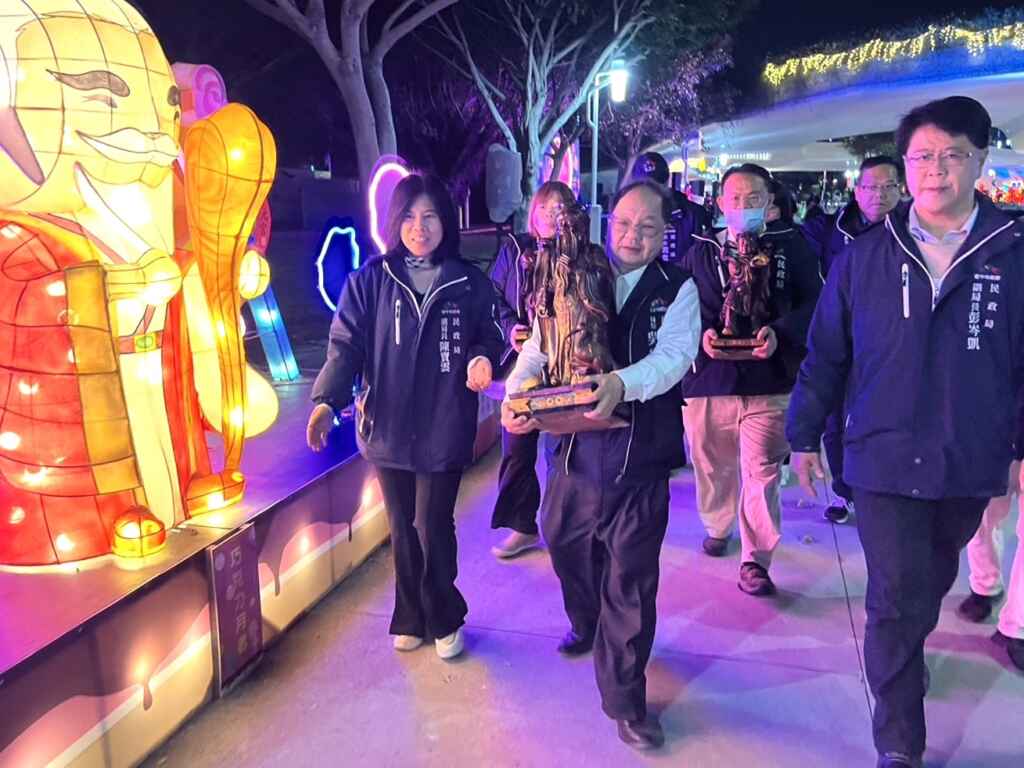 民政局長吳世瑋為表達對神尊的虔誠敬意，燈會期間更由專人輪流護送神尊往返燈區及民政局。