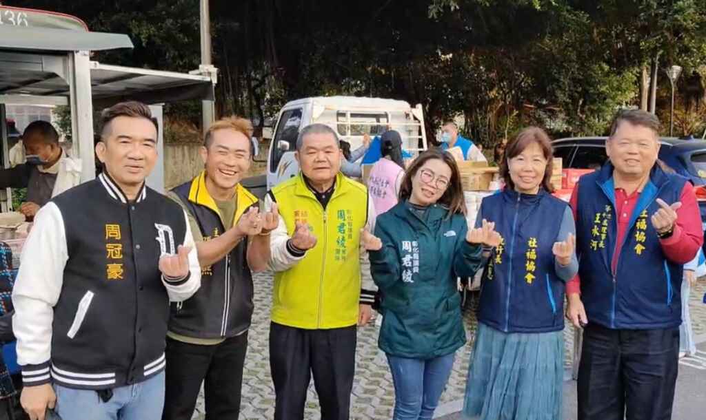 ▲彰化縣玉聖社會服務關懷協會聯合縣議員周君綾，在頭牙前夕，今天特別準備燒酒雞與臭豆腐，在和美鎮德美公園設置攤車，免費招待寒士用餐。（記者林明佑翻攝）