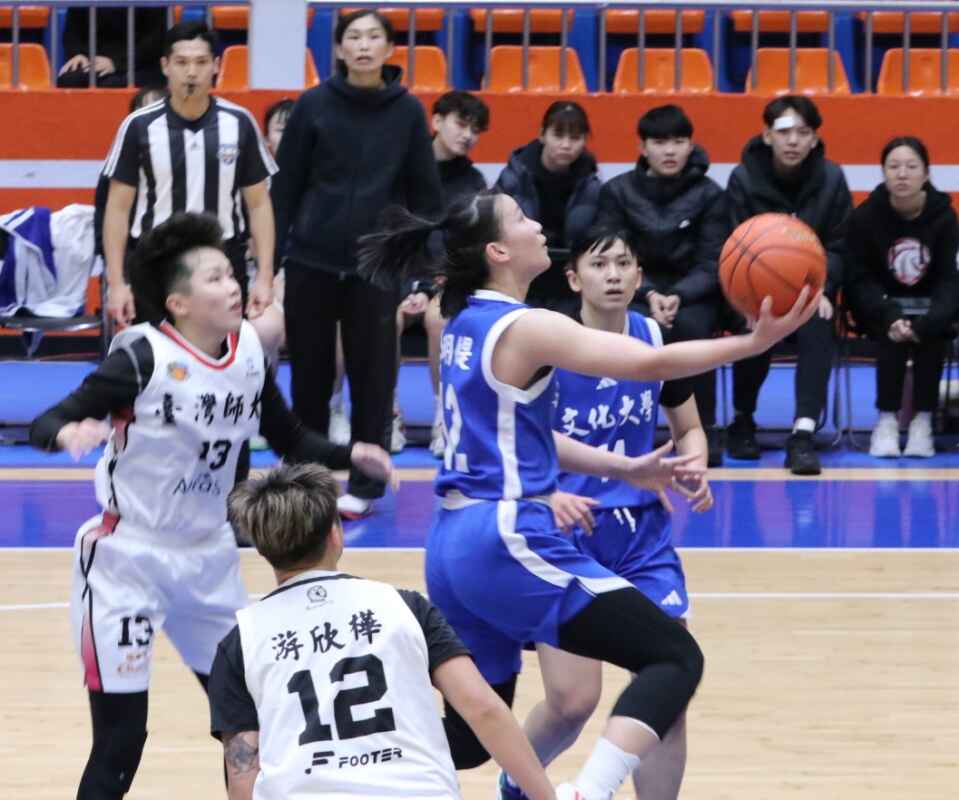 王玥媞上籃，她和鄭慧慈在文化大學合作五年，今年是第一次有望勇奪UBA總冠軍。    (魏冠中攝影)