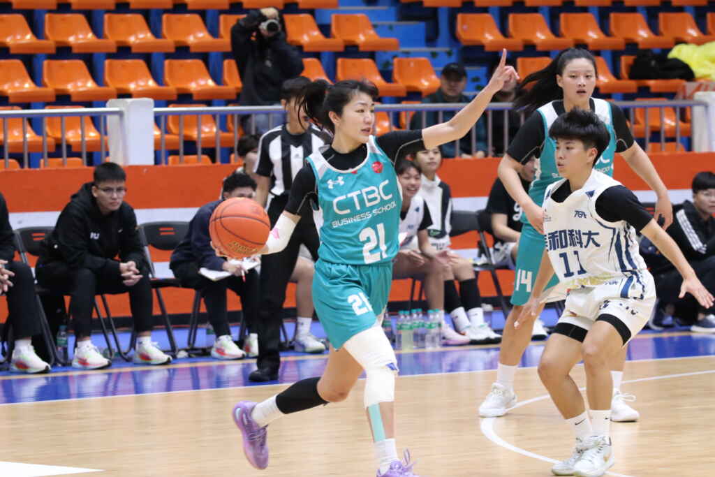 中信隊長21號楊淑琄攻下14分居全隊之冠，連續兩勝都看見她彌補球隊火力缺口。     (魏冠中攝影)