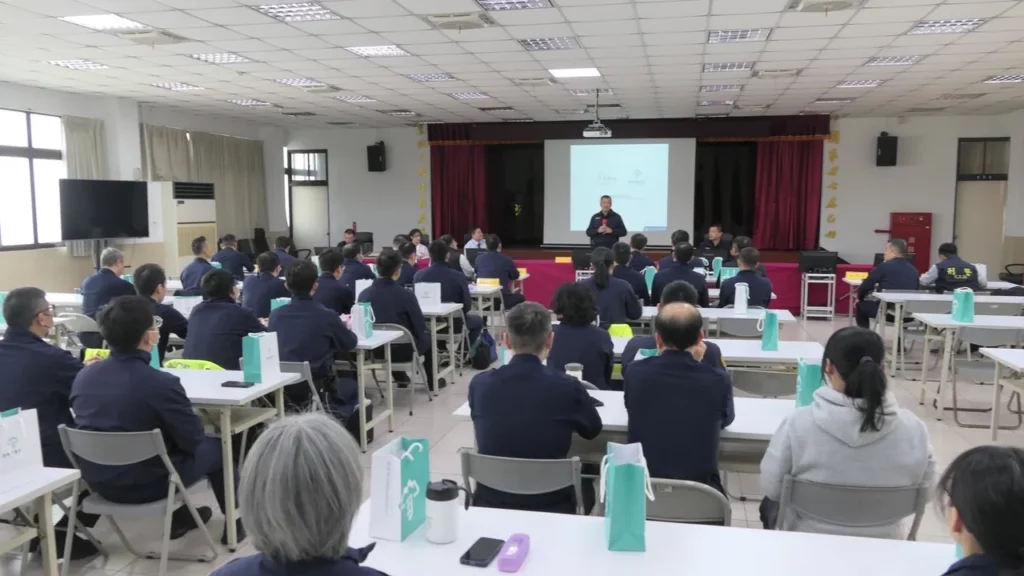 樹林區群峰牙醫診所院長吳智峰親自到場宣講「牙線與漱口水衛教指南」口腔衛生保健方法,並贈送每人「牙刷旅行組」一組