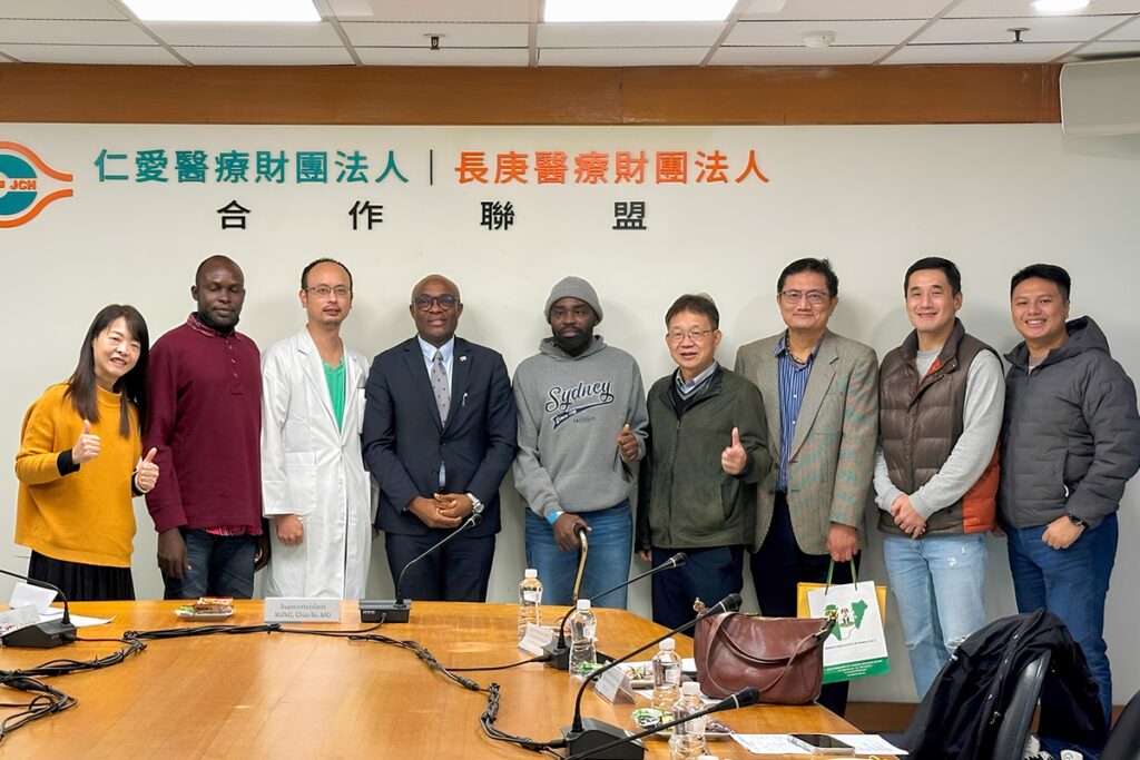 奈及利亞駐台北商務辦事處副處長雷利克斯(左四)特別感謝朝陽師長及大里仁愛醫院賈開傑醫師(左三)對賈一帆(中)的協助。(圖/朝陽科大提供)