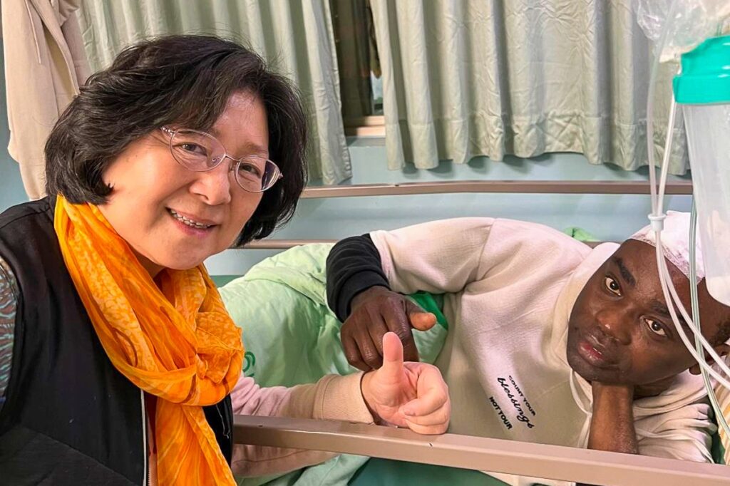 資管系李麗華老師(左)經常到醫院探視賈一帆(右),讓他相當感動。(圖/朝陽科大提供)