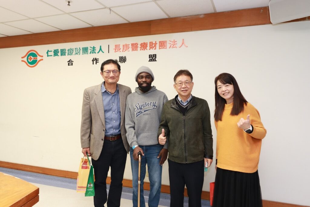 賈一帆(左二)十分感謝朝陽資訊學院及資管系師長的照顧,讓他喜獲重生。(圖/朝陽科大提供)