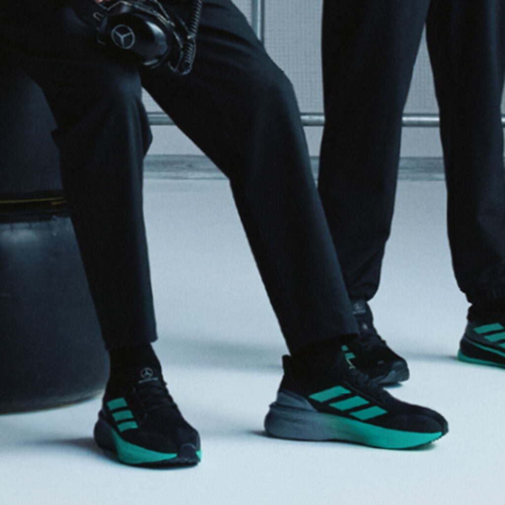 adidas將黑銀配薄荷綠色的車隊形象應用至ULTRABOOST,成為今年度車迷必備鞋款!