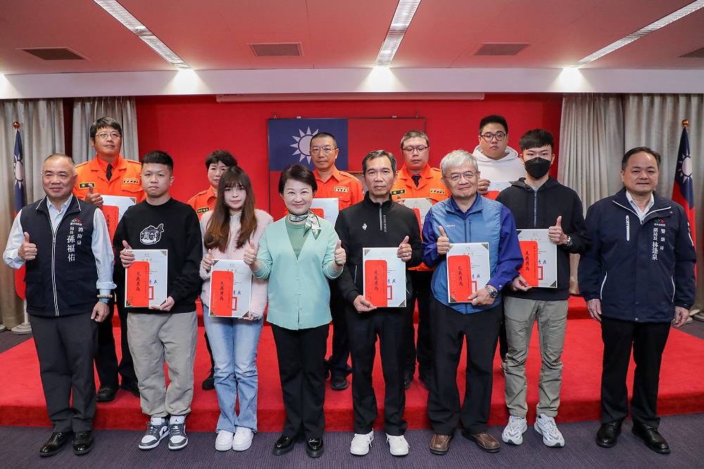 台中市今表揚新光三越救災英雄 盧秀燕讚「勇敢」:是台灣最美風景 184 台中市今表揚新光三越救災英雄 盧秀燕讚「勇敢」:是台灣最美風景 183