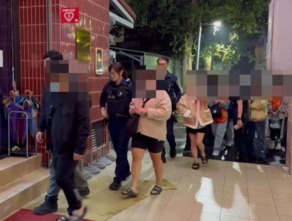 外籍女涉性交易 見警上門秒拋男客逃竄 205 cnews204250218a05