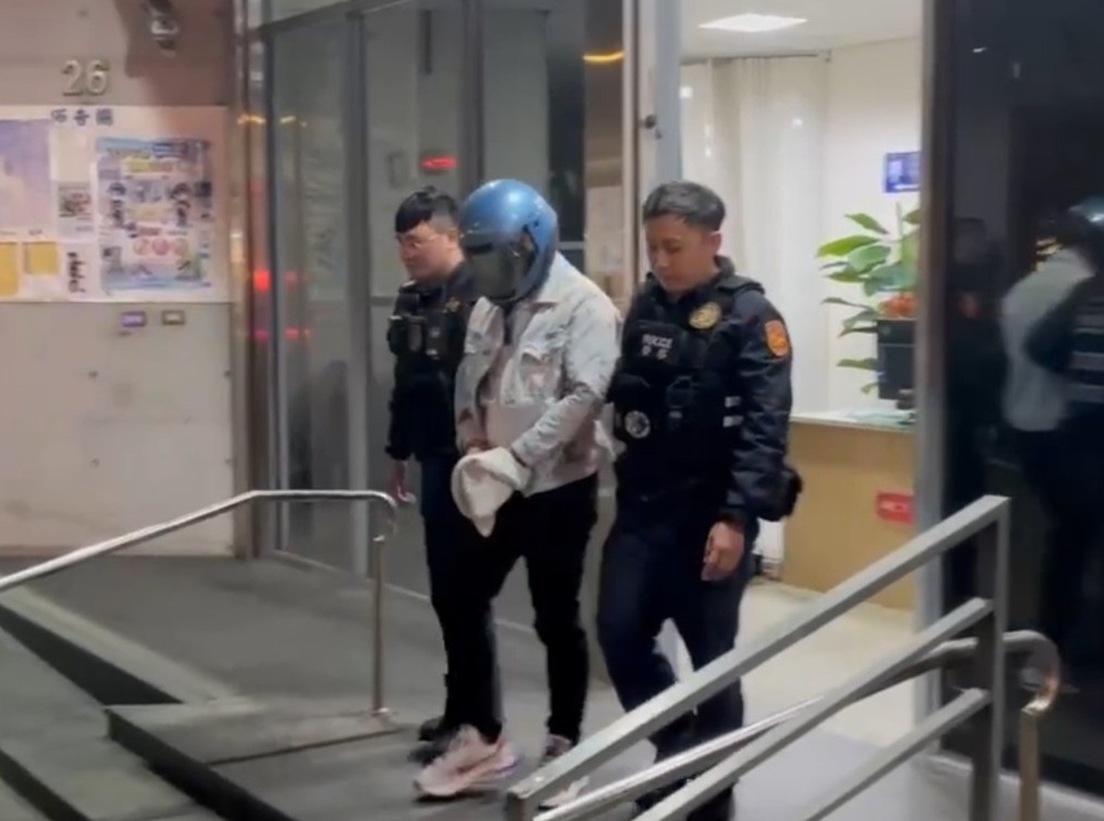 違停拒檢前後衝撞 警開11槍逮涉兒少性剝削通緝犯 212 cnews204250218a09