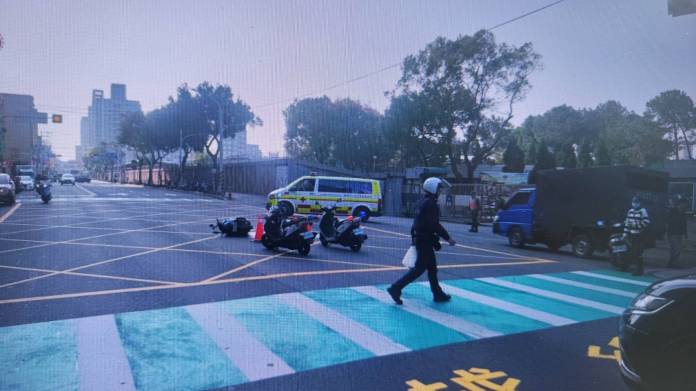 【有片】小貨車突迴轉重機剎車不及 騎士連人帶車倒地 61 745367 0