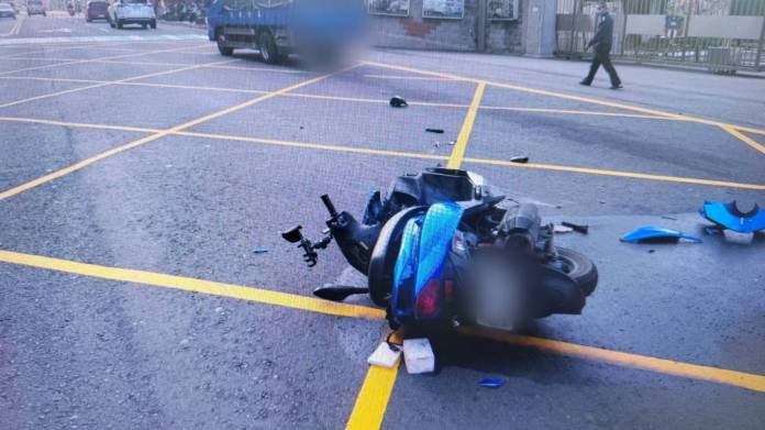 【有片】小貨車突迴轉重機剎車不及 騎士連人帶車倒地 62 745368 0
