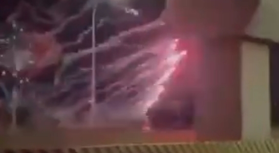 【有片】囂張!警深夜逮改裝車 對面機車竟逆向放煙火炸鐵軌 62 1739870124930