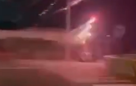 【有片】囂張!警深夜逮改裝車 對面機車竟逆向放煙火炸鐵軌 63 1739870145469
