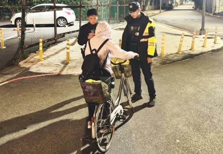 歷經近兩個小時的努力,在深夜12點左右發現老婦人,經訊查確認為報案人所尋之母親。 (記者 黃荷琇翻攝)