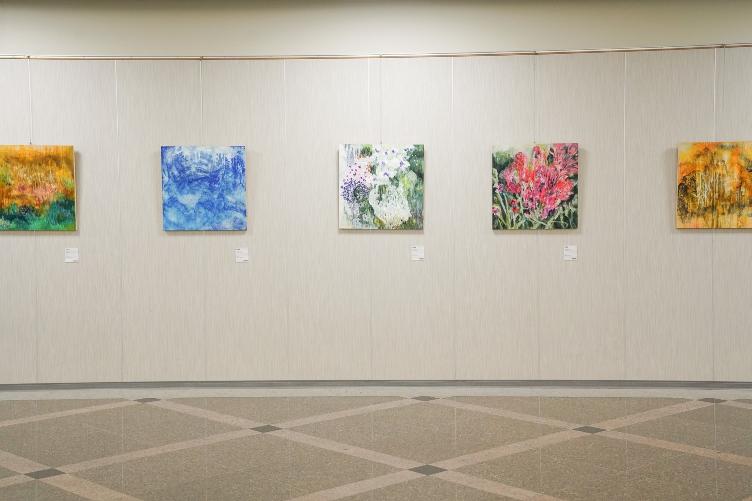 中醫大新竹附醫藝廊展出42件作品，陳嘉慧以大自然為靈感，透過鮮明色彩與自由創作，展現蛇年的靈動與變化。（圖/記者林照東翻攝）