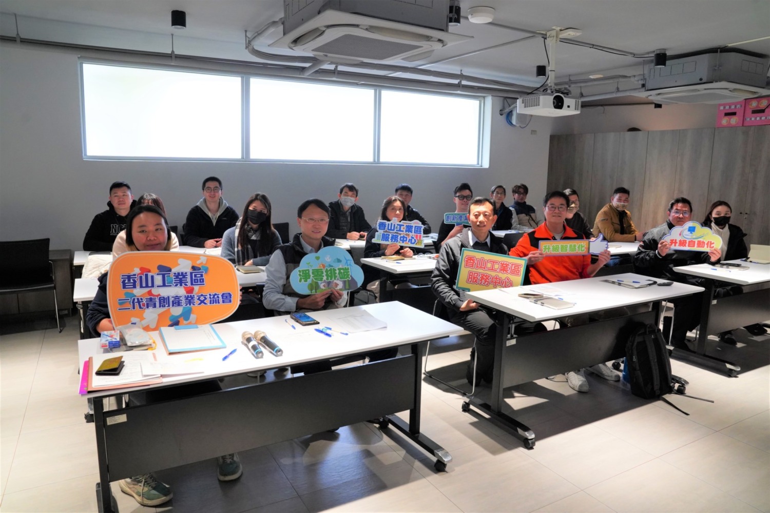 新竹市政府所舉辦的「二代青創產業交流會」吸引了來自新竹及香山的青年創業家和企業傳承者積極參與。(圖/記者林照東翻攝)