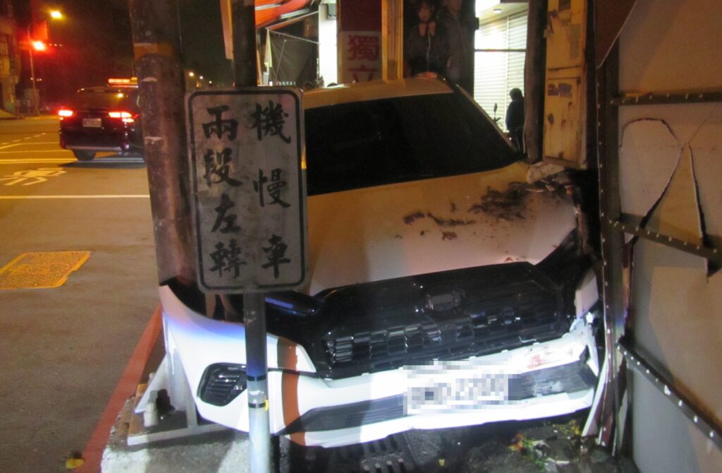 男子酒駕自撞騎樓招牌          警方依法逮捕移送法辦